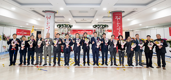꽃을 사랑하는 국회의원들과 (사)한국화훼자조금협의회는 지난 12~14일까지 국회의원회관 제2전시장에서 2022 겨울꽃 전시회를 개최했다.