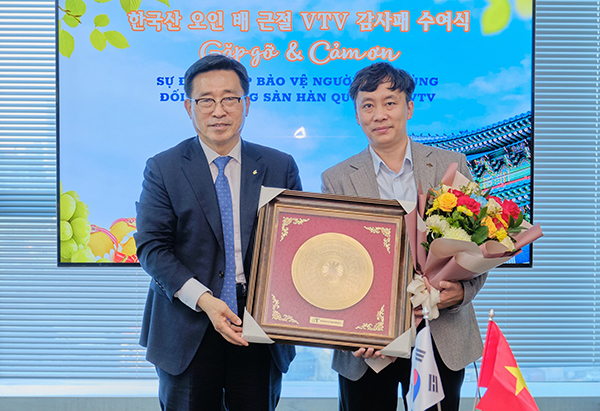 한국농수산식품유통공사는 지난 15일 베트남 하노이 소재 국영방송사 VTV(Vietnam Television) 본사를 찾아 한국산 오인 농산물 근절에 기여한 공로로 제작 관계자들에게 감사패를 전달했다.