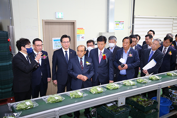 정황근 농림축산식품부 장관(왼쪽에서 세번째)이 지난달 3일 충남 만인산농협 스마트APC 준공식에 참석, 관계자들과 내부를 둘러보고 있다.