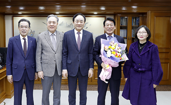 (왼쪽부터)이성희 농협중앙회장, 박차훈 새마을금고중앙회장, 임준택 수협중앙회장(전임 협동조합협의회장), 최창호 산림조합중앙회장(신임 협동조합협의회장), 김정희 아이쿱생협연합회장이 기념촬영을 하고 있다.