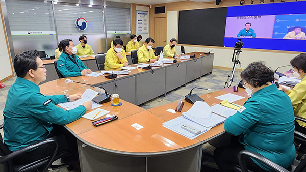 농림축산식품부 정황근 장관은 지난 25일 농업재해대책상황실에서 최근 발생한 폭설·한파로 인한 농업 부문 피해현황 및 응급복구 계획 등을 점검하기 위한 긴급회의를 가졌다.