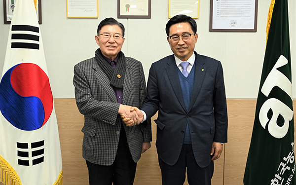 한국농수산식품유통공사 김춘진 사장은 지난 6일 세계한인상공인총연합회 김덕룡 이사장을 만나 K-푸드 수출 확대를 위한 협력 방안을 모색했다.