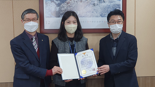 김포파주인삼농협 운정중앙지점 임현옥 계장은 최근 고객의 보이스피싱 피해를 사전에 예방한 공로로 파주경찰서로부터 감사장을 수여받았다.