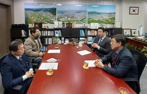 (사)한국화훼자조금협의회는 지난 11일 국회의원회관에서 국민의힘 정희용 의원과 ‘면세유 문제 및 농사용 전기요금 인상’ 관련 간담회를 열었다. 사진 오른쪽 상단부터 시계방향으로 정희용 의원, 한국화훼농협 강성해 조합장, 자조금협의회 구본대 이사, 자조금협의회 김윤식 회장 모습.