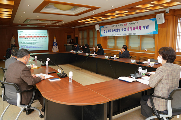 경상북도농업기술원은 주요 수출 특화작목인 포도, 복숭아, 딸기 등 3작목에서 새롭게 육성한 4품종의 품종보호권 처분에 관한 심의를 위해 ‘2023년 상반기 종자위원회’를 개최했다.