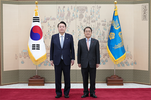 윤석열 대통령은 지난달 25일 용산 대통령실 청사에서 장태평 농어업·농어촌특별위원회 위원장에게 위촉장을 수여했다.