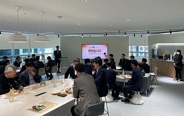 지난 2일 진행된 업무협약식에서 국립종자원 김기훈 원장(좌)과 한국전자기술연구원 신희동 원장이 기념촬영을 하고 있다.