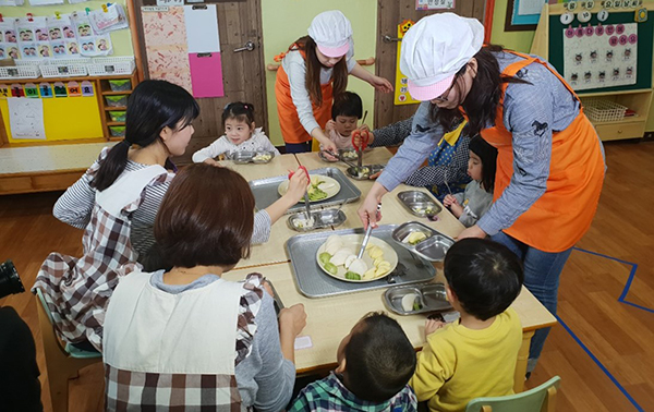 경기도가 어린이집과 가정보육 어린이에게 과일 간식을 제공하는 '어린이 건강과일'을 아동일시보호소와 학대피해 아동쉼터 등에도 지원한다.