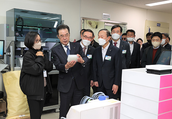 이성희 농협중앙회장이 지난 7일 경기도 여주에 위치한 농우바이오 여주육종연구소를 방문했다.