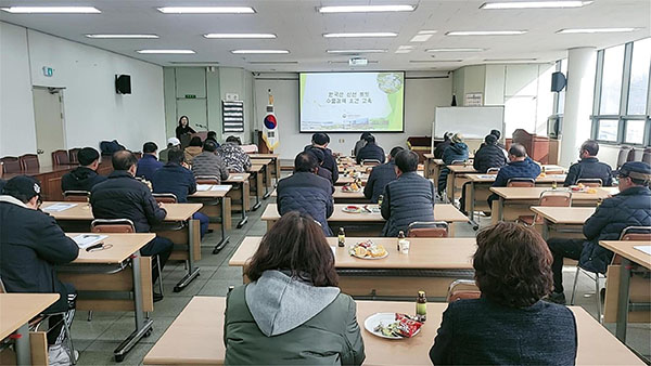 신선농산물 수출검역 교육을 실시하는 모습