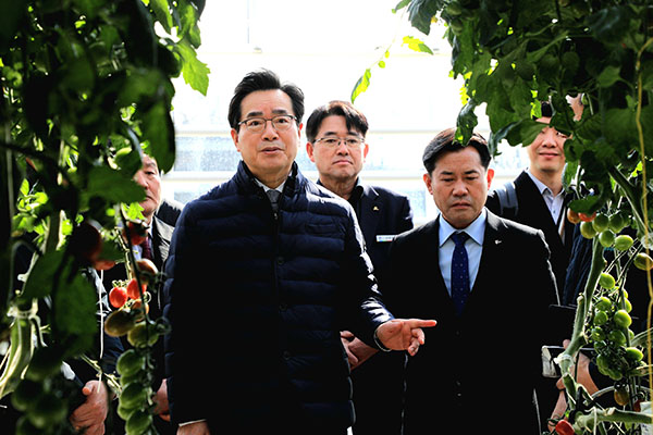 정황근 농림축산식품부 장관(왼쪽 끝)이 지난 16일 농업회사법인 우듬지팜을 방문해 지능형농장 현장 동향을 점검하고 있다.