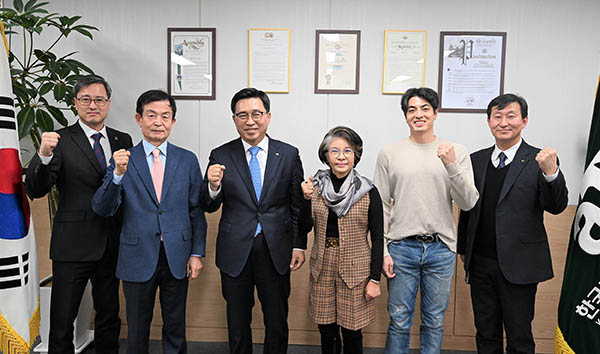 한국농수산식품유통공사(aT) 김춘진 사장은 지난달 23일 양재동 aT센터에서 한국식품 유통회사인 키월드그룹의 재클린 김 대표를 만나 미군부대 식품매장 내 K-푸드 입점 확대 및 소비 확대 방안을 모색했다.