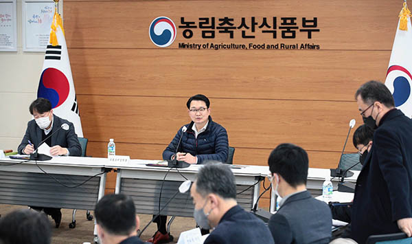 지난달 24일 개최된 농산물 온라인도매시장 개설작업반(TF) 1차 회의에서 농식품부 김종구 유통소비정책관(가운데)이 발언을 하고 있다.