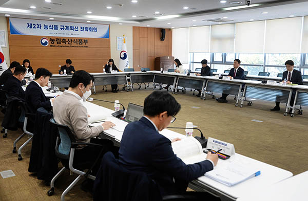 농림축산식품부는 지난달 27일 김인중 차관 주재로 정부세종청사에서 ‘제2차 농식품 규제혁신전략회의’를 개최했다.