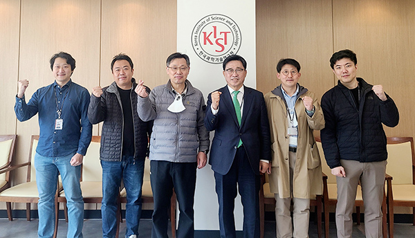 한국농수산식품유통공사(aT) 김춘진 사장은 지난 17일 한국과학기술연구원(KIST)과 먹거리 탄소중립 실현 방안을 모색했다.