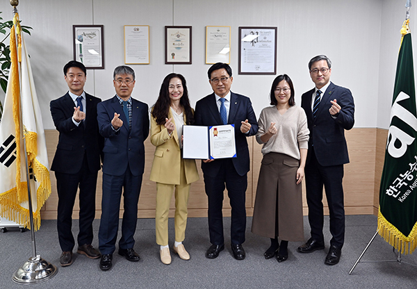 한국농수산식품유통공사(aT) 김춘진 사장은 아르헨티나 ‘김치의 날’ 제정 추진 등에 기여한 공로로 한보화 원장에게 감사장을 전달했다.