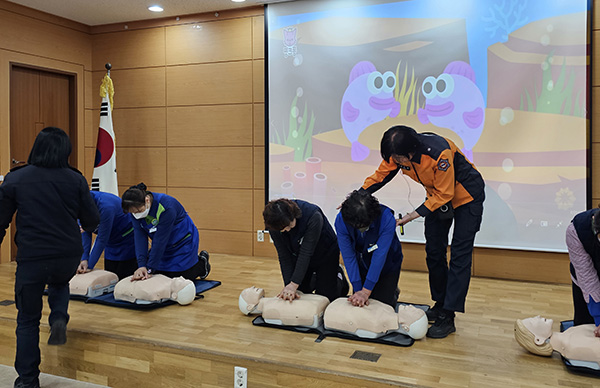 순천원예농협이 지난달 27일 하나로마트 직원을 대상으로 순천소방서의 협조 속에 응급조치 및 심폐소생술 교육을 실시했다.