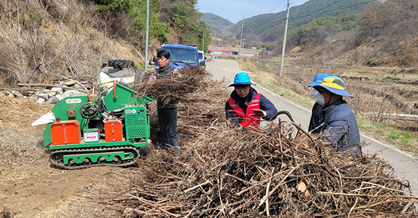 산림조합 임직원들이 목재파쇄기를 이용해 농업부산물을 파쇄하고 있다.