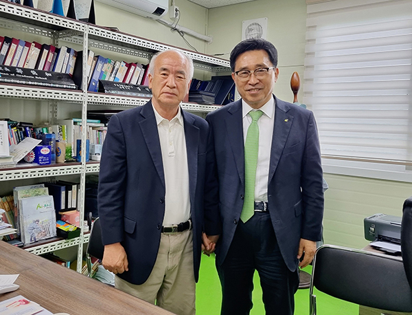 한국농수산식품유통공사(aT) 김춘진 사장은 지난 6일 경남 진주에서 정덕화 ㈜한국농식품안전관리원장이자 (사)대한민국GAP연합회 회장을 만나 식품 위생 및 안전관리의 중요성을 논의했다.