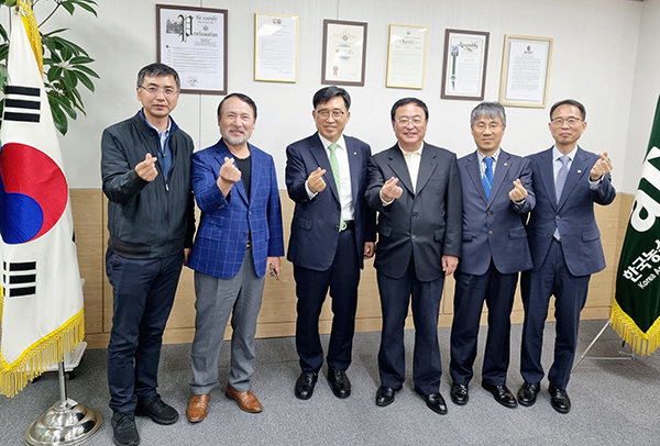 한국농수산식품유통공사는 지난 16일 서울 양재동에서 이화철 중국 범화그룹 부총재 겸 대련장흥도경제기술개발구관리위원회 경제고문을 만나 대중국 K-푸드 수출 확대 방안에 대해 논의했다.