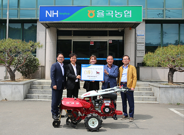 지난 20일 경남 합천 율곡농협에서 열린 ‘NH오늘농사' 오픈 이벤트 경품 수여식에서 참석자들이 기념촬영하고 있다.