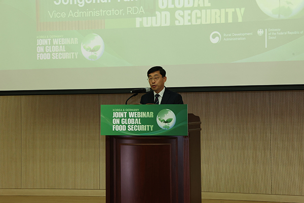 농촌진흥청은 지난 21일 열린 제56회 과학의 날 기념 ‘과학기술진흥 유공 정부포상’ 시상식에서 국무총리 표창 1점, 장관 표창 8점 등 총 9점의 과학기술 진흥 유공 정부포상을 수상했다.