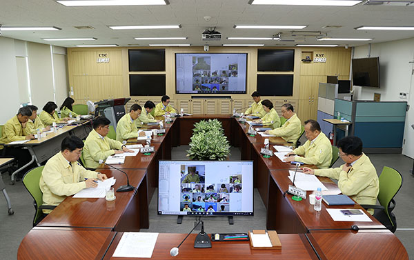조재호 농촌진흥청장은 지난 21일 청 서울사무소에서 과수화상병(화상병) 현장 대응 상황을 점검하기 위한 관계기관 영상회의를 주재했다.
