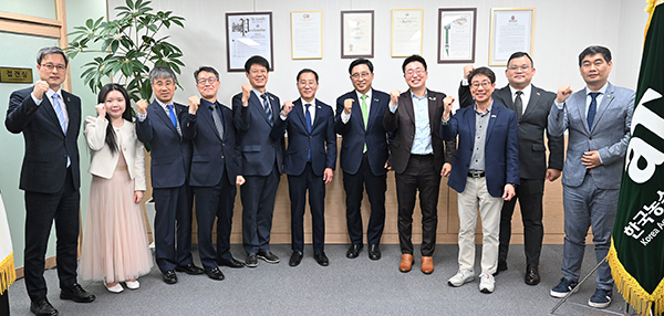 한국농수산식품유통공사(aT) 김춘진 사장은 지난달 26일 서울 양재동에서 미국 풀러턴시 프레드 정 시장과 관계자들을 만나 풀러턴시 ‘김치의 날’ 선포했다.