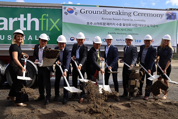 한국농업기술진흥원은 국내 스마트팜 기업의 해외진출 촉진을 위해 호주 스마트팜 데모온실(1ha 규모, 골드코스트 지역)을 착공했다.