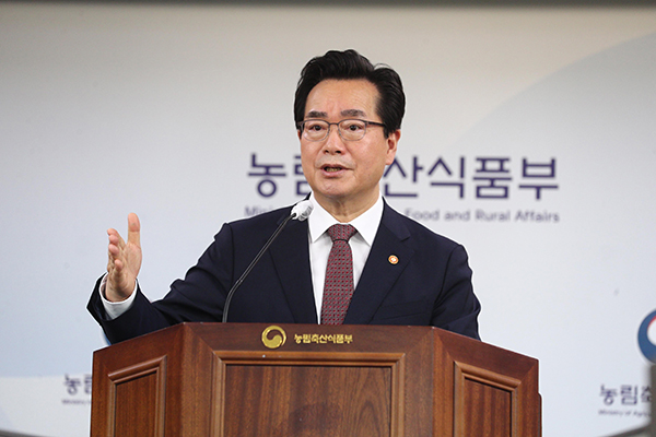 지난 8일 정부세종청사에서 정황근 농식품부 장관이 취임 1주년 성과 백브리핑을 실시하고 있다.