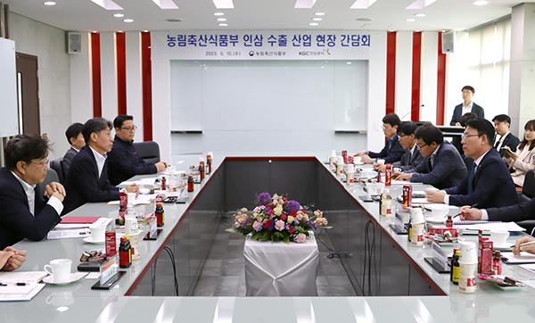 김인중 농림축산식품부 차관은 지난 10일 충청남도 부여군에 소재한 ㈜한국인삼공사 고려인삼창 부여공장을 방문해 관계자들과 수출 활성화를 위한 협업방안 등을 논의했다.