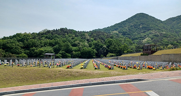 국립대전현충원 묘역에 조화가 헌화된 모습.