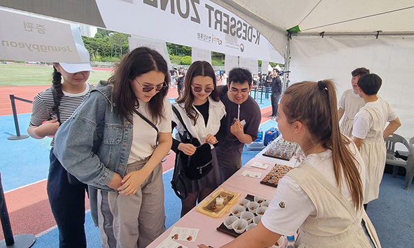 한국 다과를 찾는 외국인 방문객