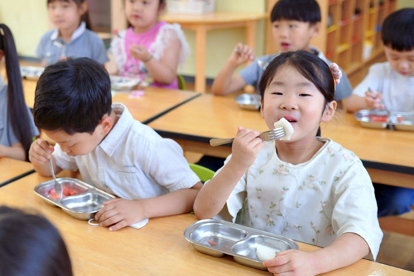 경기도 수원시 장안구 소재 새밀알어린이집에서 지난달 25일  어린이들이 건강과일 간식을 먹고 있다.