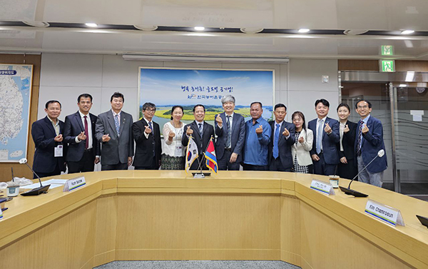 한국농어촌공사는 캄보디아 수자원기상부 차관 등 공무원 9명을 초청하여 ‘농업용수 및 농업생산기반시설 운영관리 역량강화’연수를 지난달 22일부터 31일까지 진행했다.