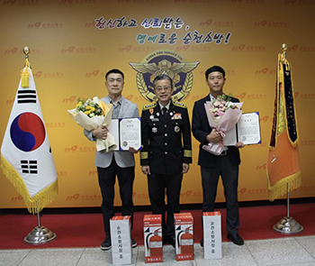 왼쪽부터 서동휘 팀장, 박상진 순천소방서장, 박광희 팀장이 인근 상가에서 발생한 화재진압 공로로 표창을 받고 있다.