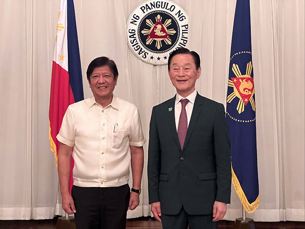 김신길 한국농기계조합 이사장(오른쪽)과 페르디난드 마르코스 주니어(Ferdinand Marcos Jr.) 대통령이 MOU 체결후 기념촬영을 하고 있다.