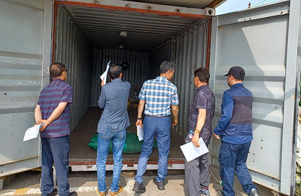 6월 1일 인천공항지역본부에서 자조금협의회 임원들이 관계자들과 함께 소독 설비를 확인하는 모습