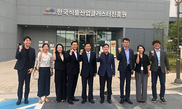 농어촌희망재단은 지난 20일 식품진흥원 대회의실에서 한국식품진흥원과 농식품산업분야에 진출할 청년창업농육성장학생들의 취업·창업 진출을 지원하기 위한 업무협약을 체결했다.
