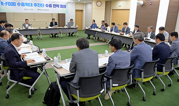 ‘K-푸드 수출확대 추진단’ 회의 주재하는 김춘진 사장