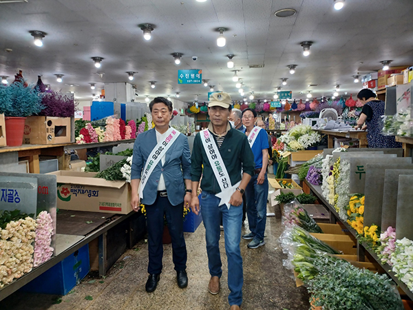 한국화훼자조금협의회와 한국화훼농협, 농가대표 20명은 지난 7일 새벽, 서울 강남고속버스터미널 꽃시장 상인회를 항의 방문했다. 사진 왼쪽부터 한국화훼농협 유석룡 조합장, 자조금협의회 김윤식 회장, 경기도장미연구회 정수영 회장(오른쪽 뒤) 모습.