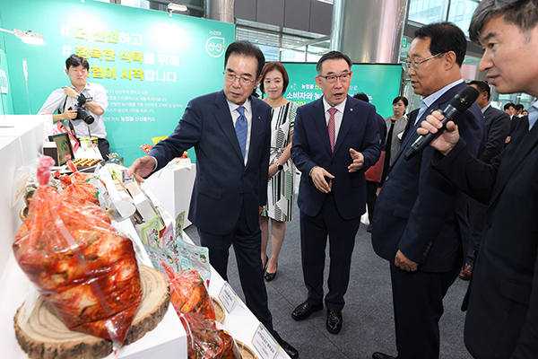 지난 13일 서울 중구 농협중앙회 본관에서 열린 '농협몰 신선플러스 그랜드 오픈식'에 참석한 이성희 농협중앙회장(왼쪽에서 일곱 번째)이 우성태 농협경제지주 농업경제대표이사(왼쪽에서 다섯 번째) 등 농협중앙본부 관계자들과 함께 신선플러스 홍보 피켓을 들고 퍼포먼스를 하고 있다.