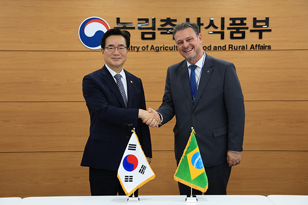 지난 24일 세종시에서 정황근 농림축산식품부 장관(왼쪽)과 카를로스 엥히키 바케다 파바로 브라질 농축산부 장관이 면담을 가졌다.