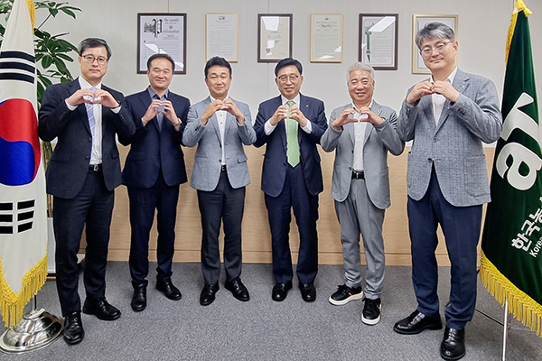 한국농수산식품유통공사 김춘진 사장은 지난달 26일 서울 양재동 aT센터에서 사단법인 재일한국농식품연합회 김규환 회장과 관계자들을 만나 간담회를 가졌다.