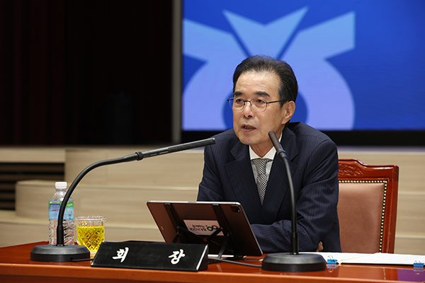 이성희 농협중앙회장은 지난달 25일 서울 중구 농협중앙회 본관에서 열린 '2023년 상반기 종합경영분석회의'를 주재하고 있다.