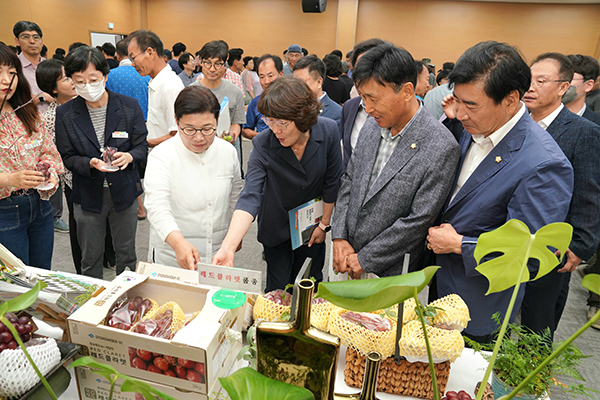 경상북도농업기술원은 지난 7일 상주시 모동면 서상주농협 산지유통센터에서 경상북도 육성 포도 품종의 첫 수출식과 현장평가회를 개최했다.