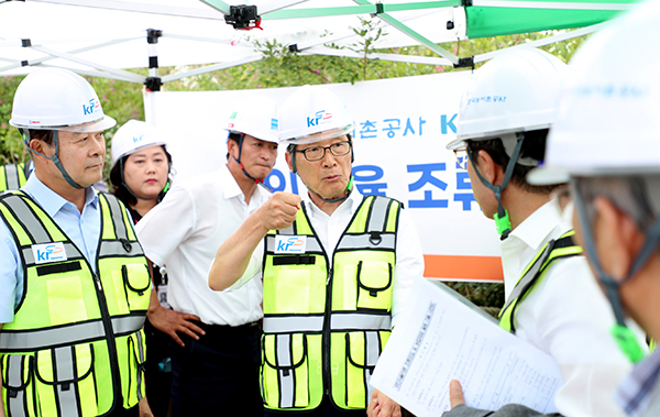한국농어촌공사 이병호 사장은 지난 18일 조류포집 현장시연회에 참석해 깨끗한 농업용수 관리에 최선을 다해 달라고 당부하고 있다.