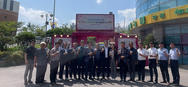 울산원예농협이 지난달 23일 본점 하나로마트 1층 광장에서 NH농협손해보험 협찬으로 무료 커피차를 고객들에게 제공하는 행사를 열었다.