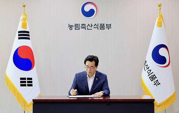 정황근 농림축산식품부 장관은 지난달 23일 카타르 자치행정부 압둘라 빈 압둘라지즈 빈 투르키 알-수베이 장관과 양자 면담 서명을 하고 있다.