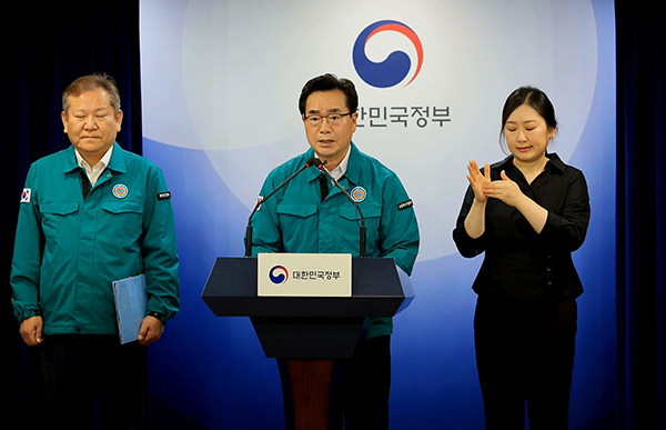 정황근 농림축산식품부 장관(가운데)이 지난달 23일 정부서울청사 브리핑실에서 농축산물 피해 지원금 상향·확대 방안을 발표했다.